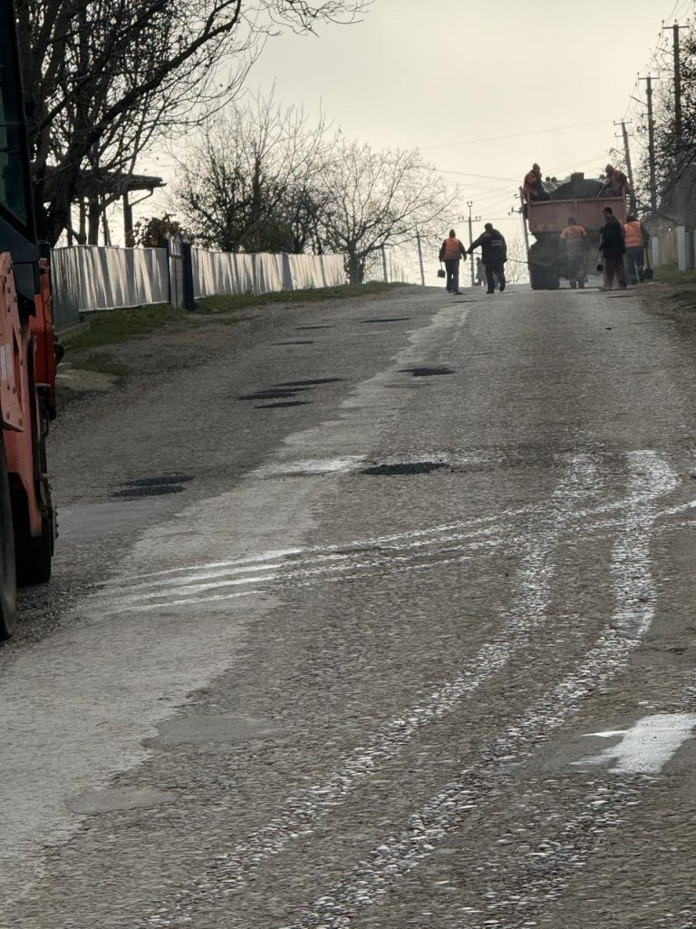 Мешканці громади на Буковині самотужки відремонтували дорогу
