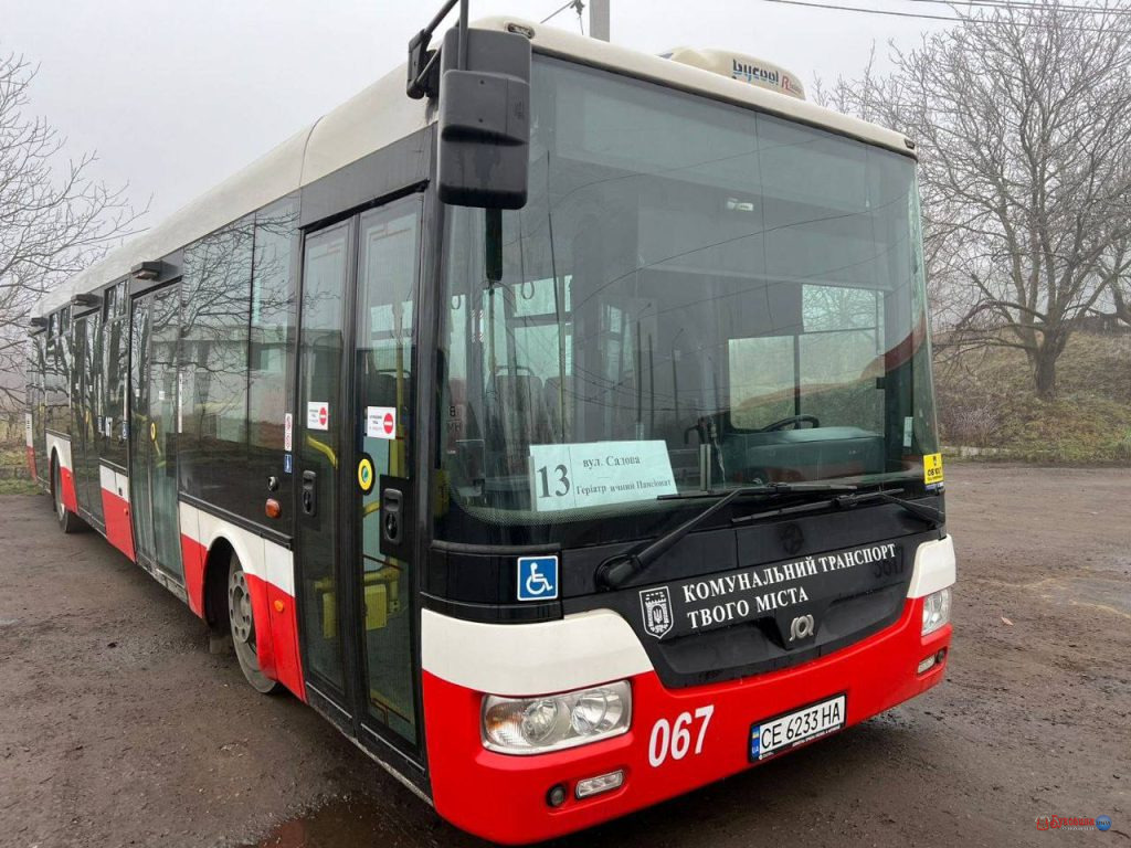 У Чернівцях комунальний транспорт курсує із затримками через ожеледицю