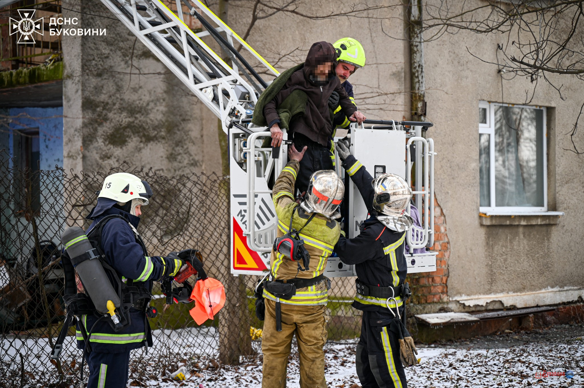 Відео – Дим і паніка на п’ятому поверсі: у Заставні горів гуртожиток