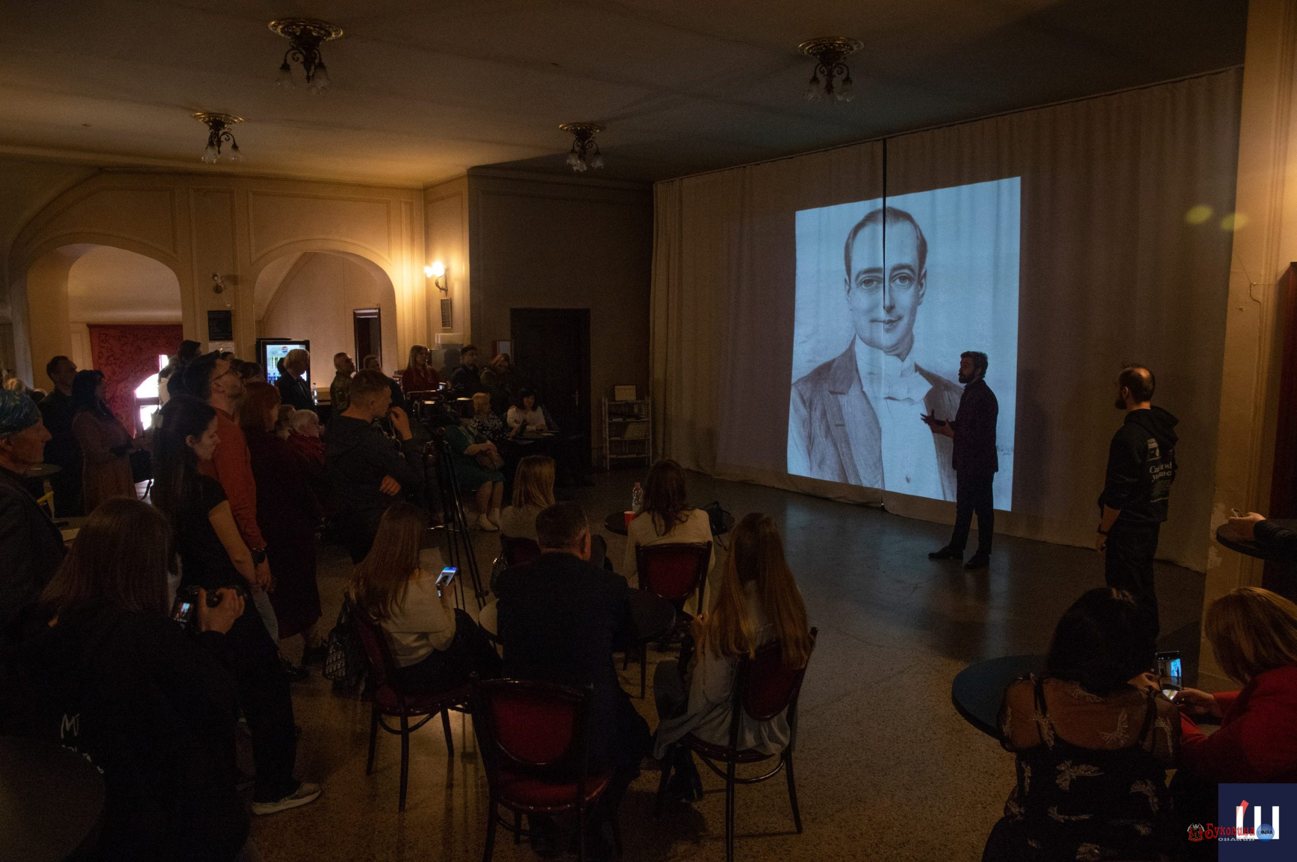 Сторічні плітки, артефакти минулого та новий погляд на Чернівецький театр: якою буде «Цікава екскурсія від директора театру»